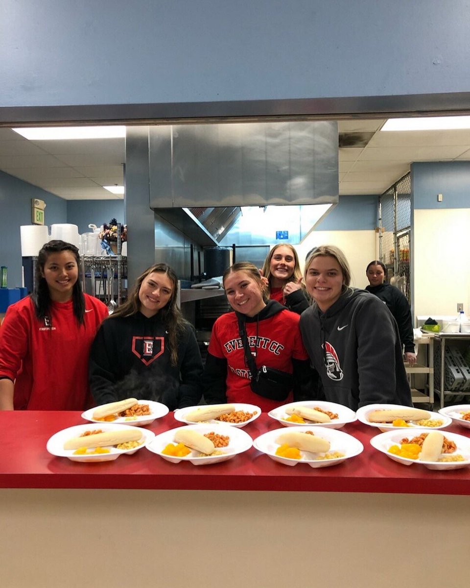 fpcatch4's tweet image. EVCC Trojan softball doing a great job with community service feeding 100 kids at the Everett Boys &amp;amp; Girls Club last night. #bgcsc #evcctrojans #evccsb #family #nwac