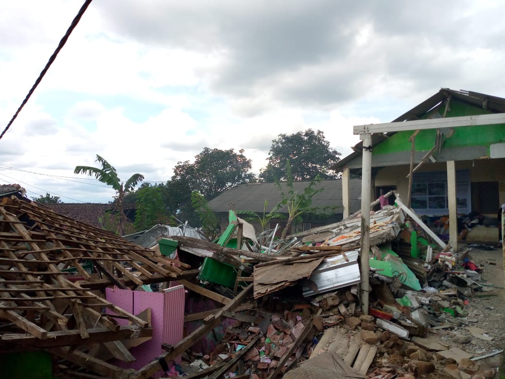 PecintaSejarah2's tweet photo. Ponpes Tarbiyatussibyan luluh lantak akibat gempa Cianjur, sedikitnya 21 santri tahfidz meninggal saat kejadian. 
😭 https://t.co/c9Xwfaktnp