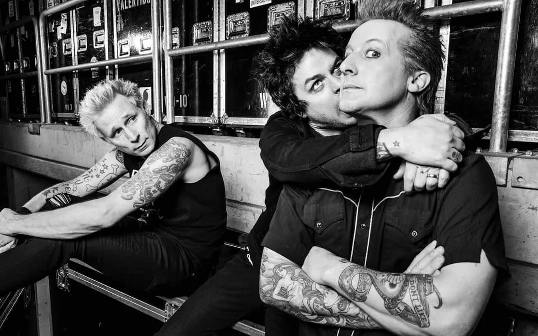 GreenDayBrasilx's tweet photo. Foto inédita do @GreenDay durante a #RevRad era.
📸 Paul Harries https://t.co/nvG65lQkDO