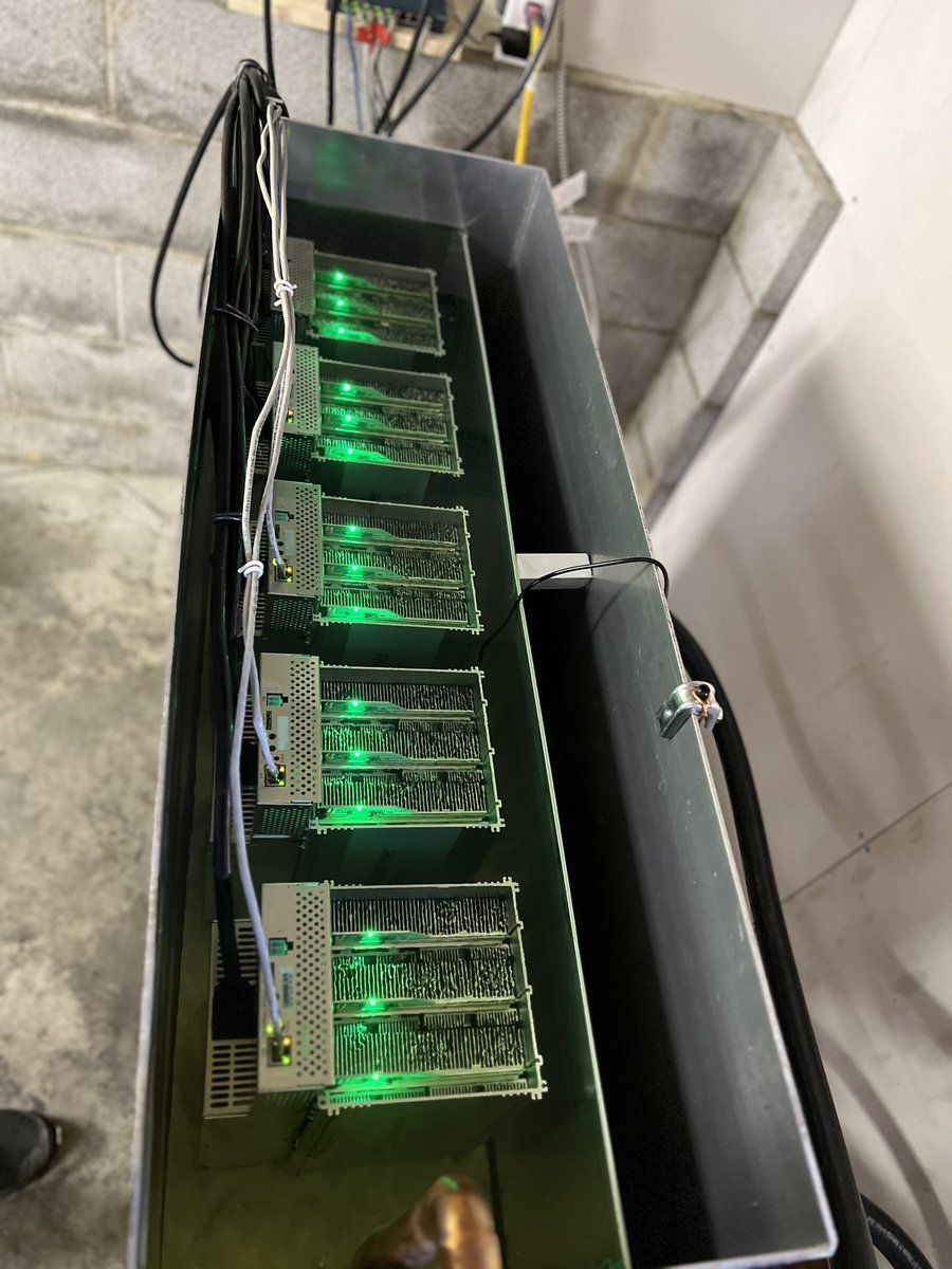 Experimenting with plate exchangers and pumps. 5 units humming along finally. Waiting on another new oil pump to better the unit temps. <a href="/bingbong_BTC/">Bing</a> #pleb #plebminer #homemining #immersion #plebminermonth #btc