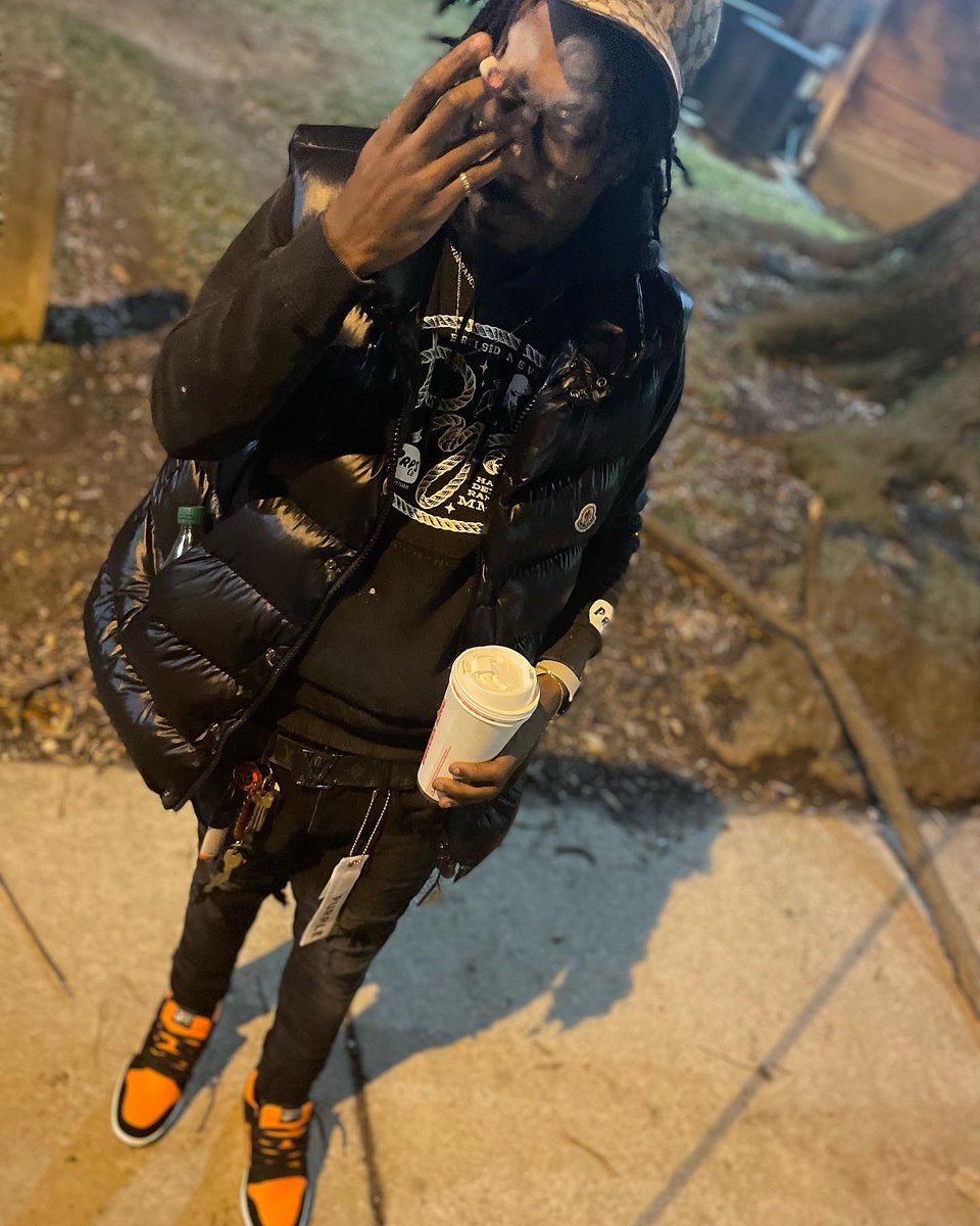 j_munnah's tweet photo. Been getting money since 08 summer 🦍🖤🧡 https://t.co/e0GPt4Kl9R