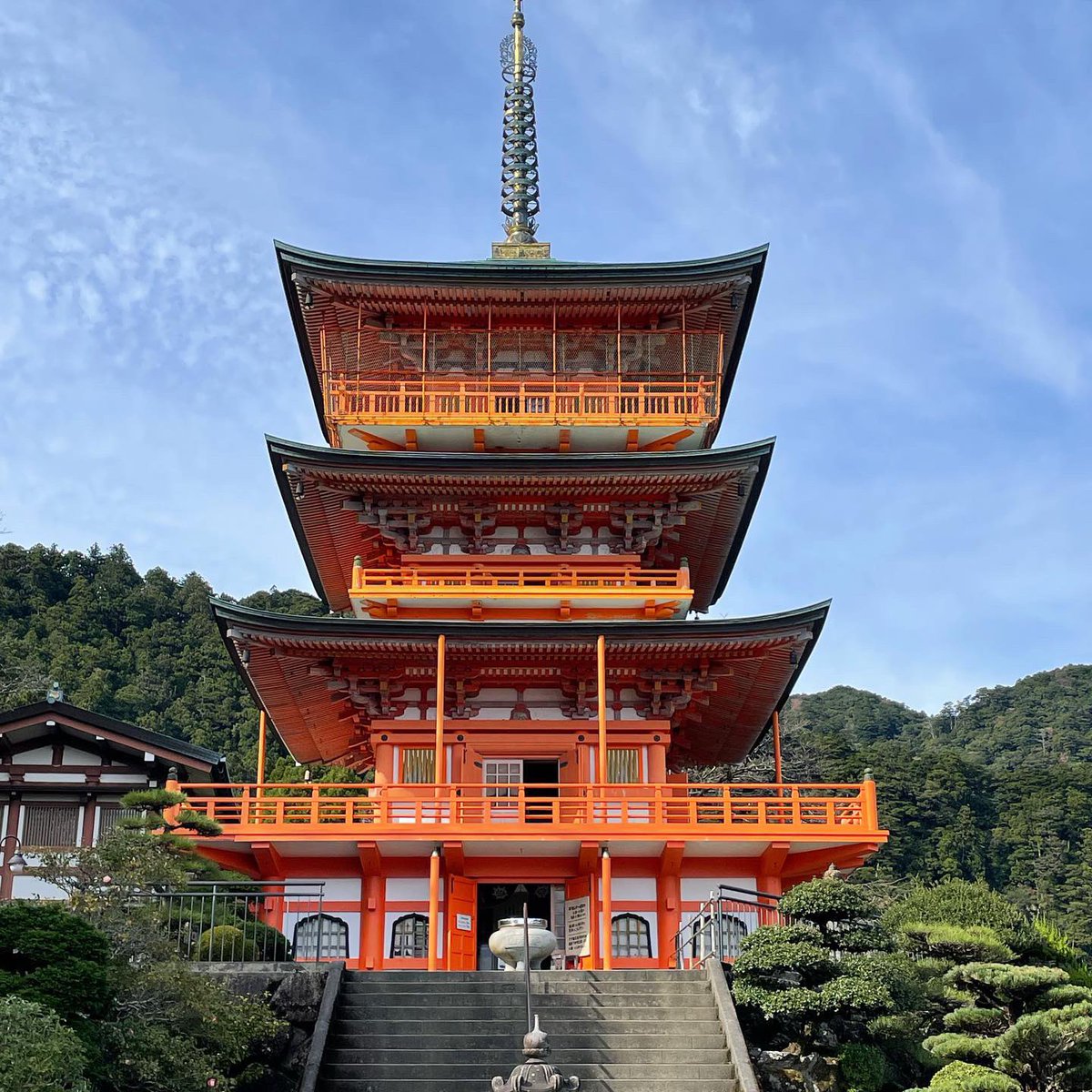 1200saicho's tweet image. #那智山青岸渡寺 の三重塔に安置されている千手観世音菩薩☺️

こちらは飛滝権現本地仏で、神武天皇により那智大滝を神と祀られ大穴牟遅神の御神体と仰がれ、後に大滝が飛瀧権現と称されたそうです☺️

今も神仏習合が残る那智山は、人々が自然を大切に崇める融和な場所でした☺️合掌🙏
#特別撮影許可