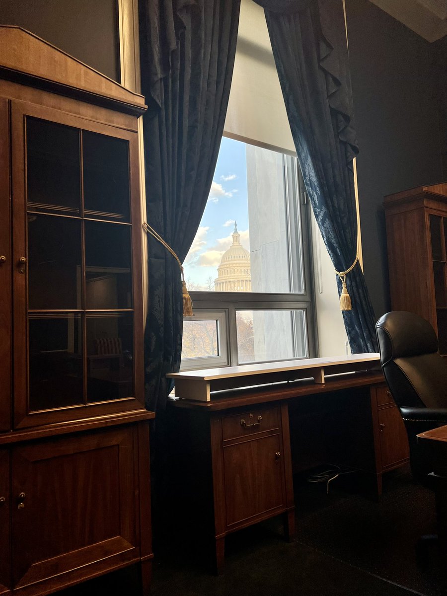 Moving day! Thanks to some incredible @uscapitol and @CAOHouse staff, we’re all set in our new office on the Hill. 

Sneak peek 👀