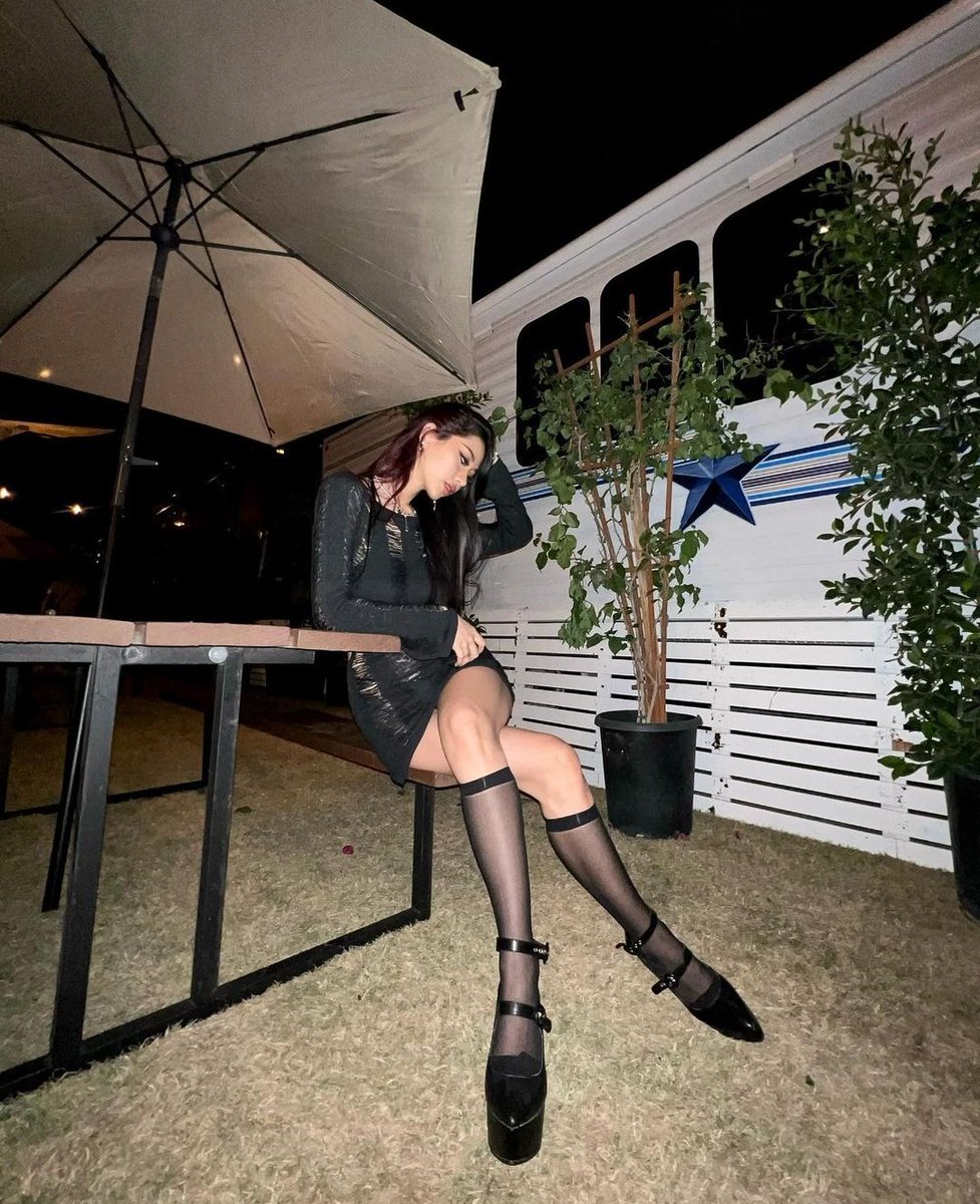 borarob's tweet photo. what? u think I must be freezing? well I'd say ur right but I'm too hot for the weather to bother me (delusional) #MARAISFLEETS #ELLYNKAIABLACKOUT https://t.co/mYiqi1LFTC