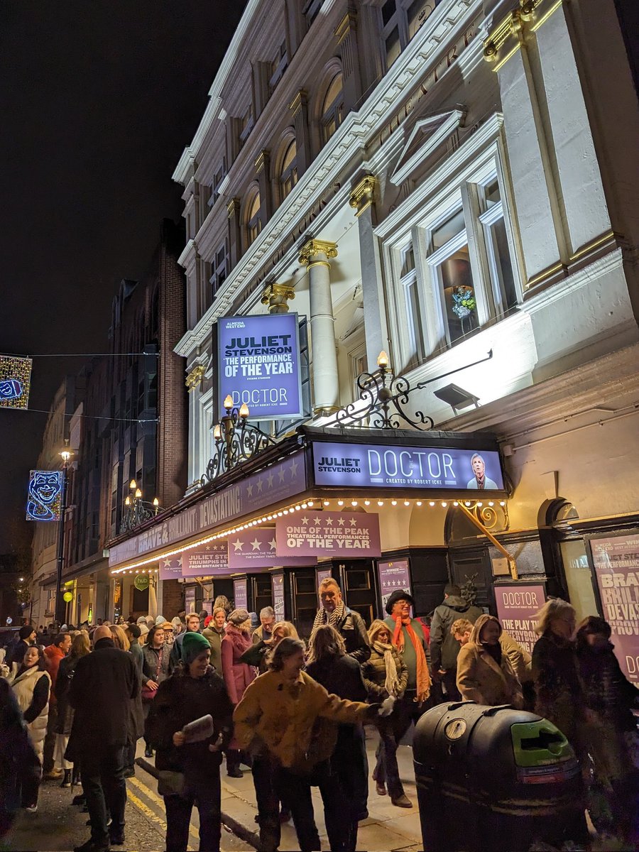 ⭐ STAGEY TWO SHOW DAY - THE DOCTOR - DUKE OF YORK’S THEATRE ⭐

Not my usual fare today lol 😁

An impromptu 2 show day with <a href="/MickeyJoTheatre/">Mickey-Jo</a> ✨

Finally got round to seeing the incredible <a href="/DoctorWestEnd/">The Doctor West End</a>, starring the ASTONISHING Juliet Stevenson 👑

Absolutely floored 🌟 X x x