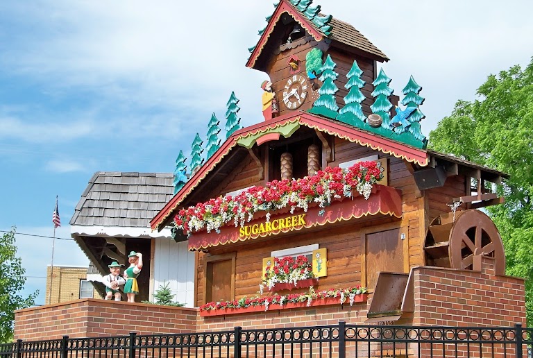 GoodKarmaSam's tweet photo. @LumpyTouch We also have the "world's largest cuckoo clock" (it's technically not the world's largest anymore there's a bigger one in Switzerland but shhhh we need this) https://t.co/elBYiHM6Je
