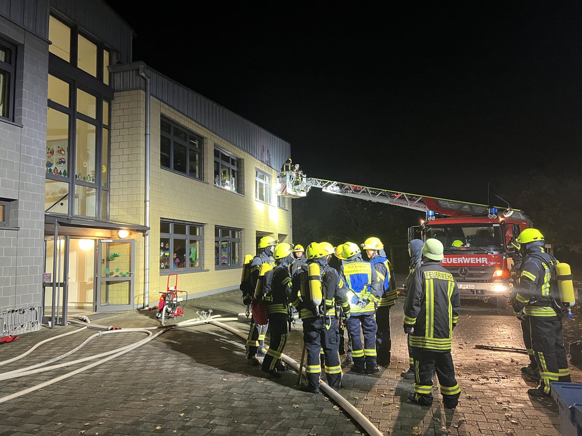 💪Monatsübung Dezember🚒
Gemeinsam mit den Feuerwehren aus #Schweich und #Pölich fand am Freitag eine Einsatzübung an der Grundschule statt. 
Im verrauchten Erdgeschoss mussten 3 Personen und Atemschutz gerettet werden und im Obergeschoss eine Schulklasse über Leitern.