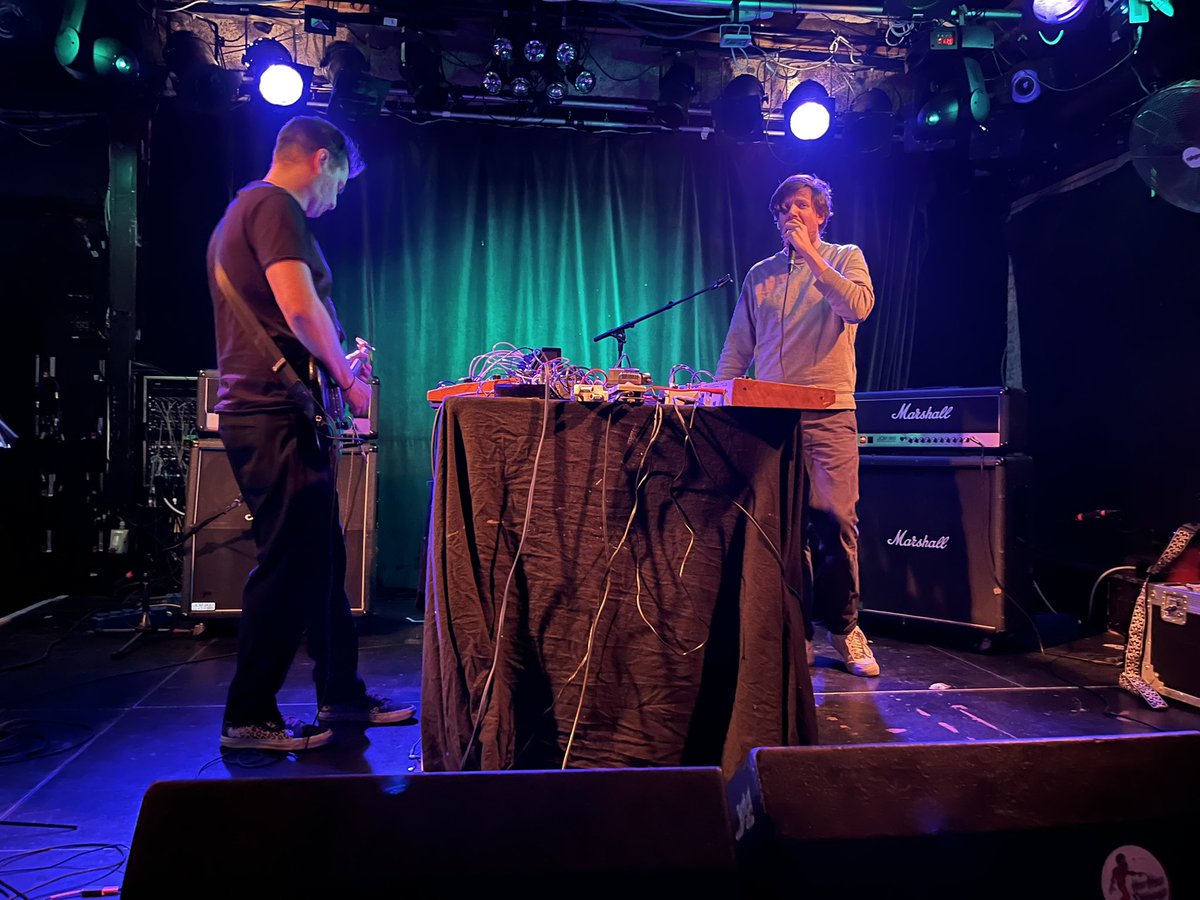 Overweldigende en en tevens subtiele noise van <a href="/Glice_sounds/">Glice</a> in <a href="/dbs_utrecht/">dB's</a>, helemaal top.