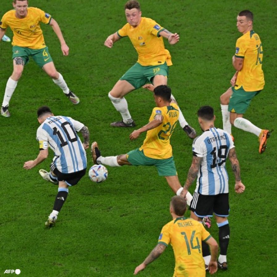 RomarioQR's tweet photo. Es un demente. 4 jugadores de Australia 🇦🇺 alrededor y marca un gol ⚽️👌. 

¡Don Lionel Messi ! ♥️ https://t.co/j6OWAtTl3q