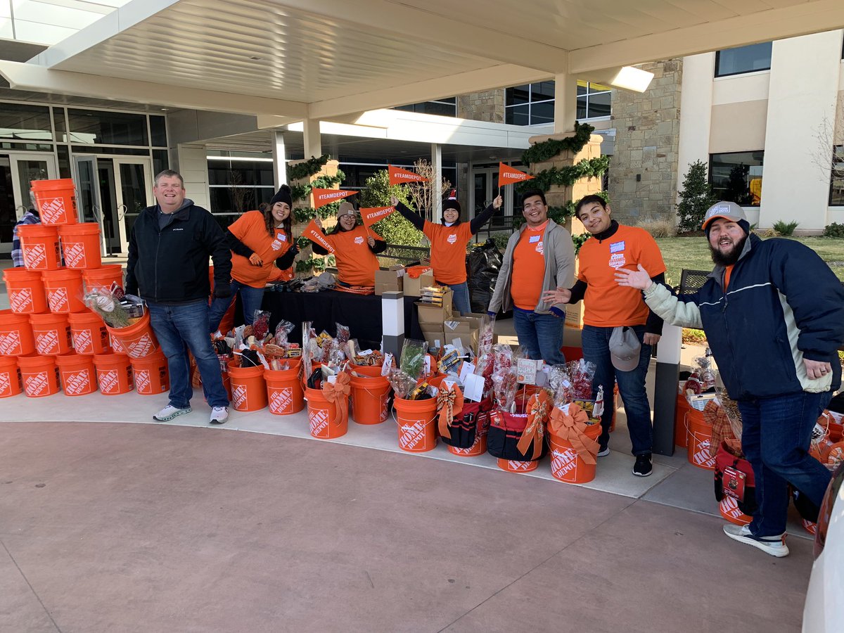 RuskMitch's tweet photo. Thank you to our Veterans! Great partnership with Operation Homefront and their Meals on Wheels event, Loves Travel Stops for hosting with all their volunteers and The Home Depot handing out 100 tool starter kits for the children of our veterans. https://t.co/5ojIOUglAv