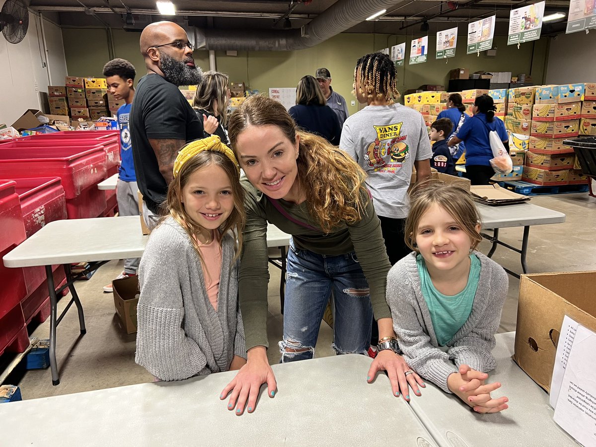 Fortunate to volunteer at the <a href="/safoodbank/">San Antonio Food Bank</a> this morning with one of our families! <a href="/Cambridge_AH/">🐴Cambridge Elementary AH</a> collected donations in November and it was amazing to see how our donations impact our San Antonio community! #noplacelikeAHISD