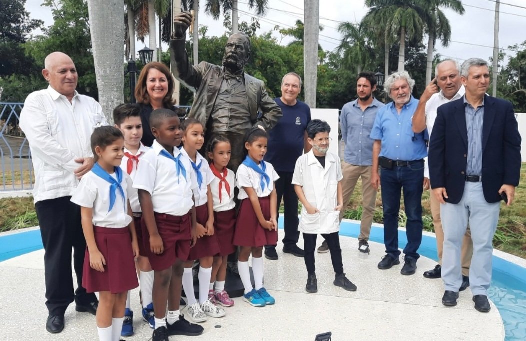 Hermoso momento vivimos en la develación de una escultura del eminente científico cubano Carlos J. Finlay en la sede del <a href="/FinlayInstituto/">Instituto Finlay de Vacunas</a>. Maravillosa obra de los artistas Villa Soberón y Gabriel. Muchas felicidades a nuestro batallón de hombres y mujeres de batas blancas.