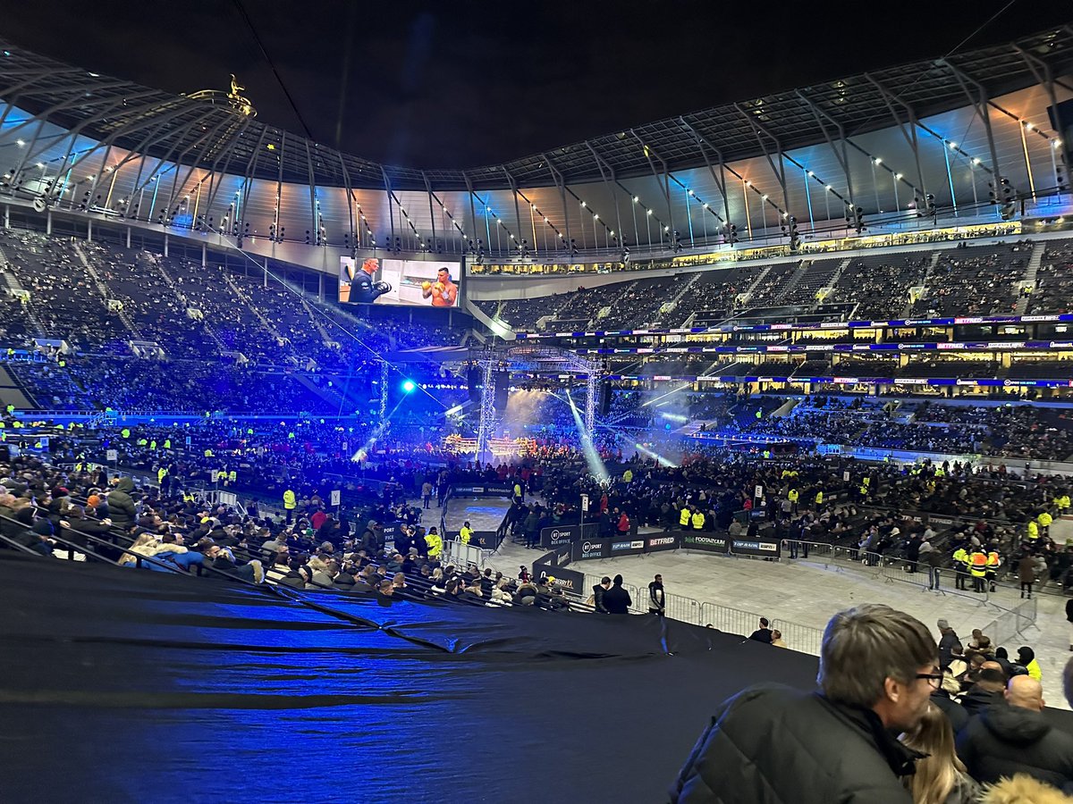 DanCooper1000's tweet photo. Waiting for the big man! https://t.co/OC6PF7yvum