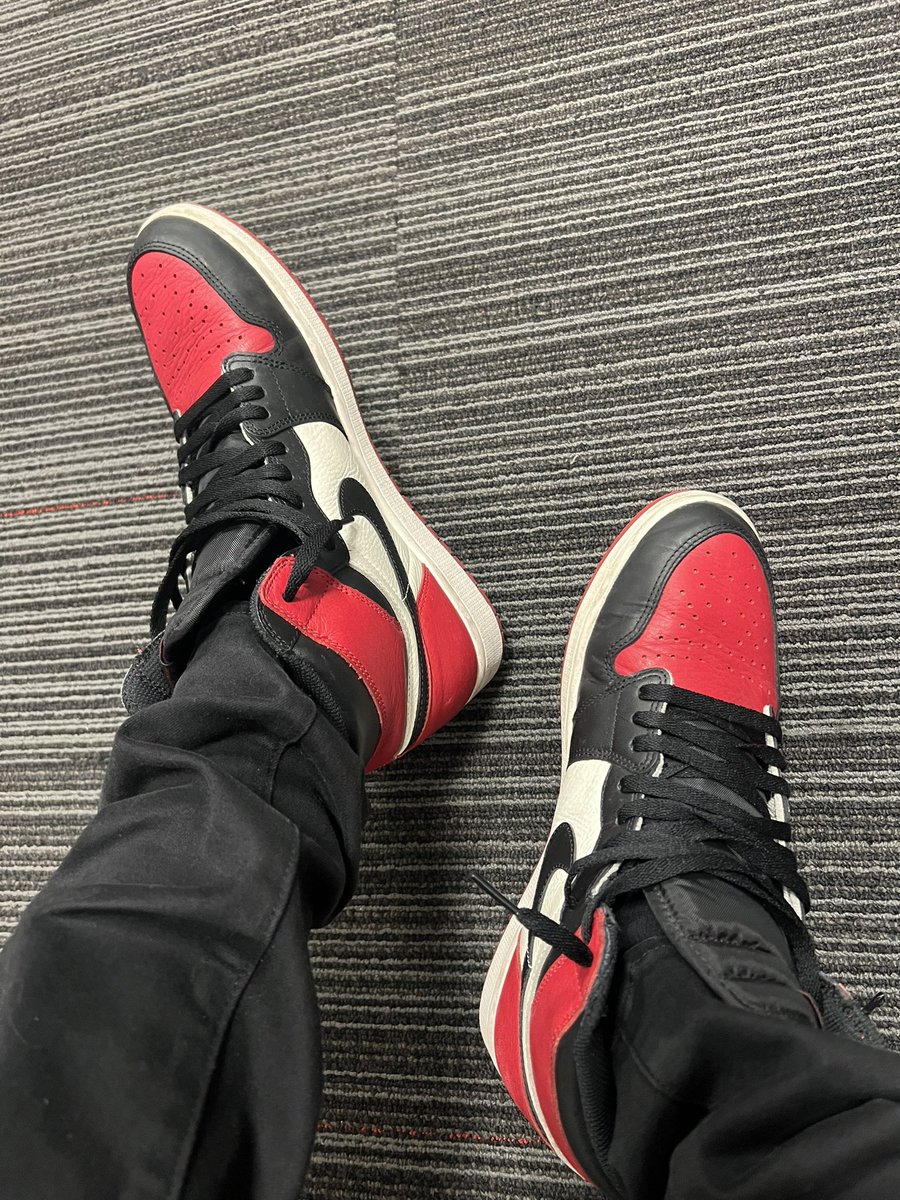 itsbwillis's tweet photo. D A Y 3 : Bred Toes #1of1s #DecemberRetro1Challenge #ShoeChallenge #Retro1 #Jordan1 #BredToes #Day3 #WorkVibes #MFAM https://t.co/nWptjsMZsy
