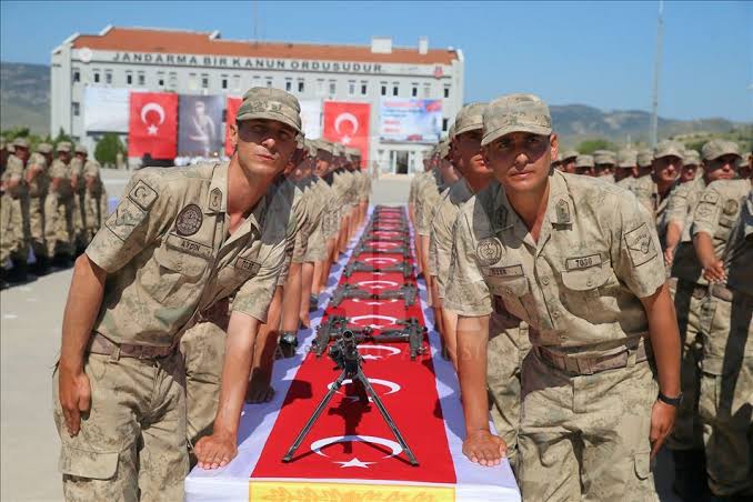 mert_blck's tweet photo. Paralı askerleri tutan ülkelerle bizi karıştırmayın. Profesyonel askerlik ile paralı askerliği karıştırdınız. Uzman çavuşlar personel asker. Vatanı namuyla aşkla sevgiyle yeminle savunuruz. Para için değil. 
#NotereSözVatanaCanVerdik
@alitilkici38
@OguzhanUgur
@umitozdag https://t.co/TSOVzCB8eg