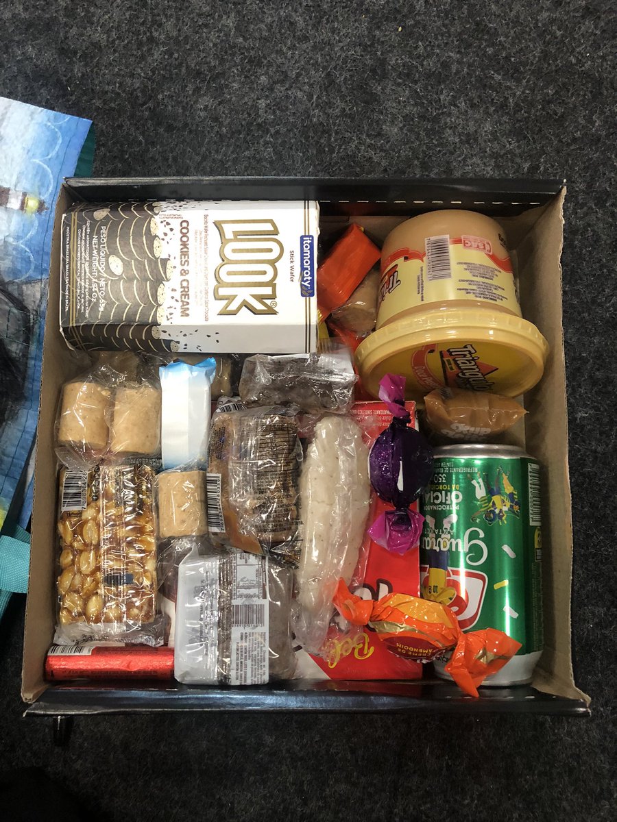 jennaortegabra's tweet photo. Cestinha com alguns doces típicos brasileiros que uma das administradoras do JOBR dará à Jenna daqui a pouco quando a conhecer. 🇧🇷 https://t.co/Osr9kVHroH