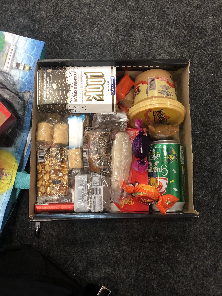 jennaortegabra's tweet photo. Cestinha com alguns doces típicos brasileiros que uma das administradoras do JOBR dará à Jenna daqui a pouco quando a conhecer. 🇧🇷 https://t.co/Osr9kVHroH