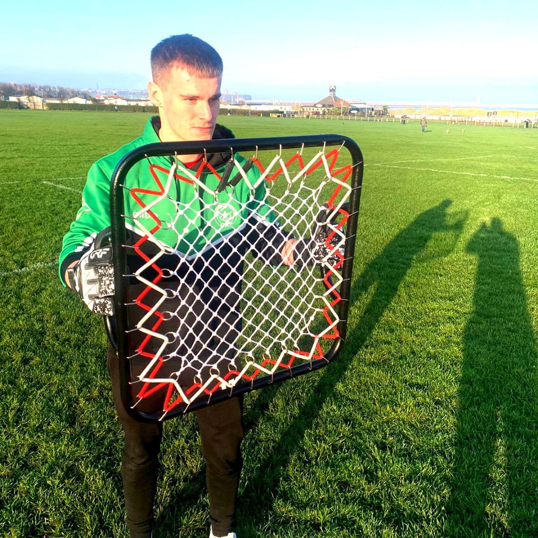 Teamgrassroots_'s tweet photo. 🎅 Xmas gift idea 🎅
🧤 Handheld Goalkeeper Rebounder 👉34.99
⏭ https://t.co/OB4wnWLFih
#xmas2022 #presents #keeper #gkunion #goakeeper https://t.co/dbhgHeJRmT