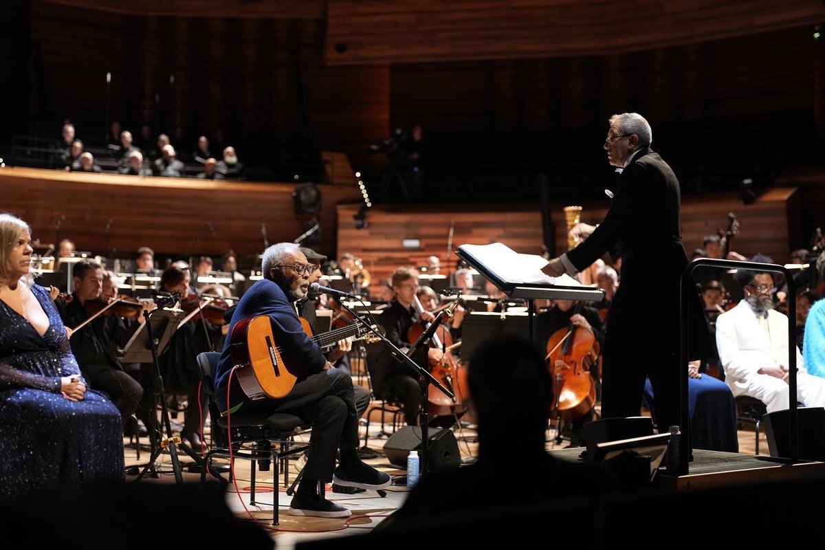 gilbertogil's tweet photo. A 1ª ópera de Gil estreou ontem em Paris. "Amor Azul" é uma parceria com Aldo Brizzi. Foram 6 anos de trabalho criando um espetáculo de 2 horas e 45 minutos com 47 peças. A ópera segue em cartaz hoje e amanhã no Auditório da Radio France. #EquipeGil
Fotos de Christophe Abramowitz https://t.co/PvsCmUzgK8