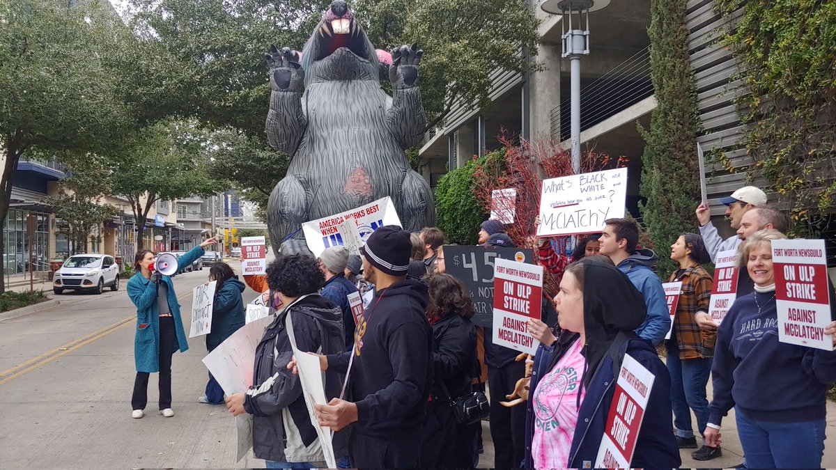 PSLDFW's tweet photo. Journalists deserve fair contracts, livable wages, and the right to negotiate with their employer without having their healthcare taken from them! https://t.co/lb1Di7KdVg