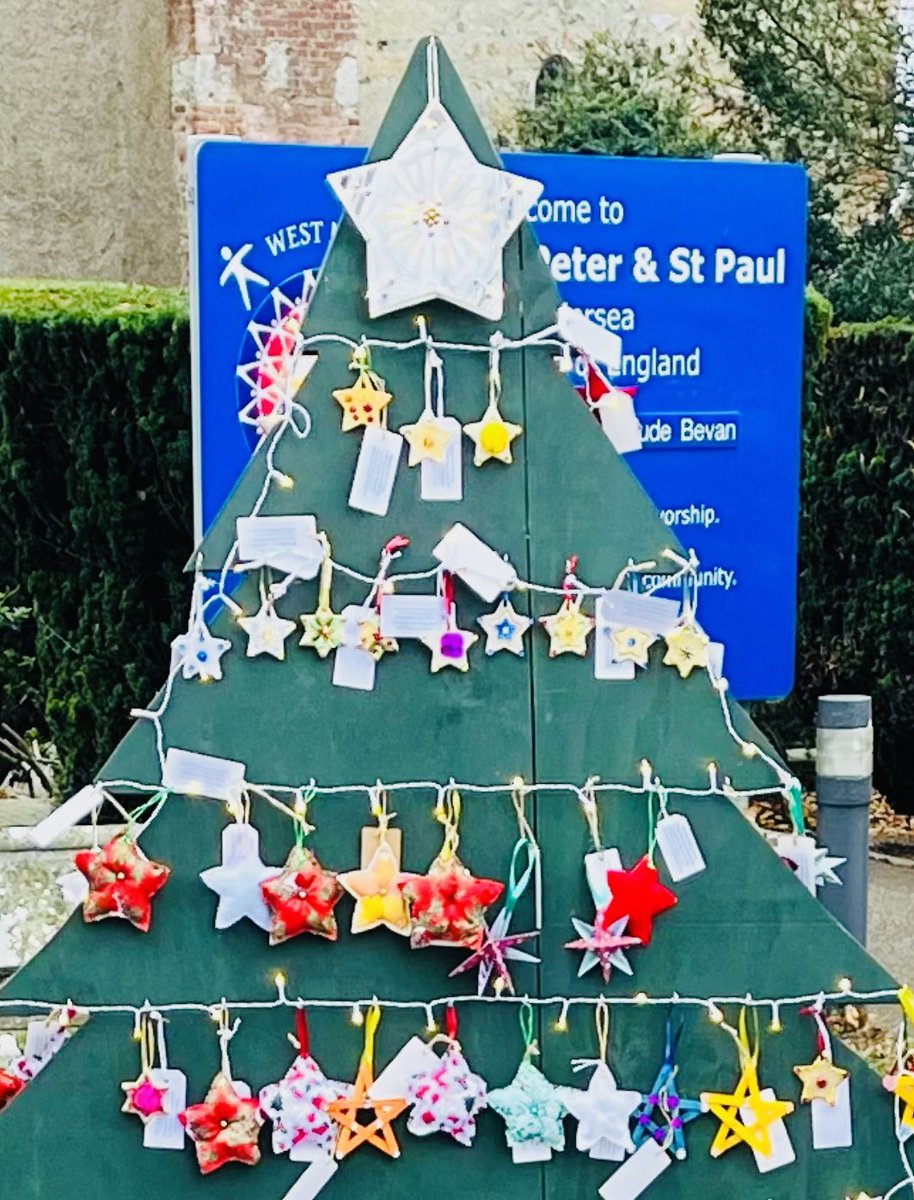More than 300 stars given out today at Mersea Island Lights Up. A massive well done to Margaret and the team for all your hard work in producing these beautiful handcrafted stars. 
Isaiah 9:2 ⭐️ 
A light has dawned!