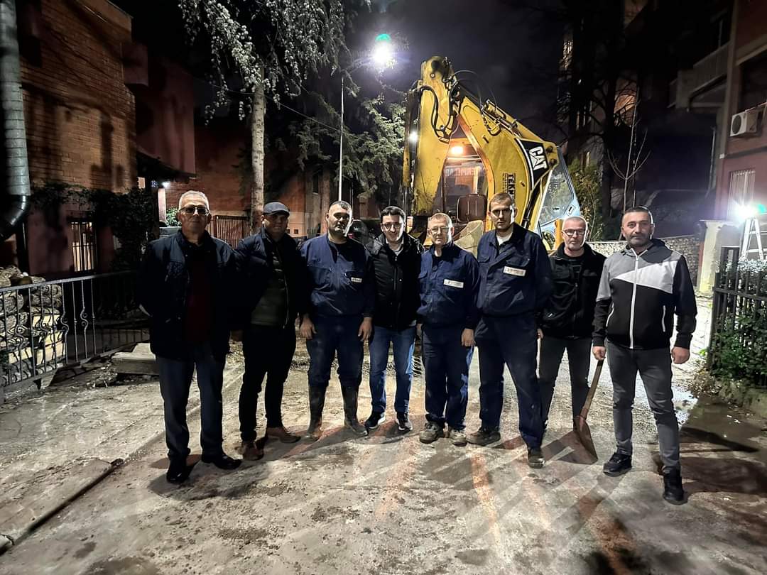 Fisnik__Osmani's tweet photo. ✅ Ekipë e jashtëzakonshme! 

Punë e pandërprerë deri në mbrëmje, për të rikthyer furnizimin e rregullt me ngrohje - Rr.B1/6 Villat. 

#Termokos #prishtina #kryeqyteti https://t.co/XCNJLDZyGa
