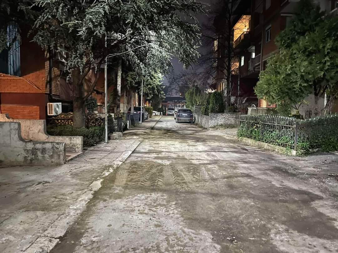 Fisnik__Osmani's tweet photo. ✅ Ekipë e jashtëzakonshme! 

Punë e pandërprerë deri në mbrëmje, për të rikthyer furnizimin e rregullt me ngrohje - Rr.B1/6 Villat. 

#Termokos #prishtina #kryeqyteti https://t.co/XCNJLDZyGa