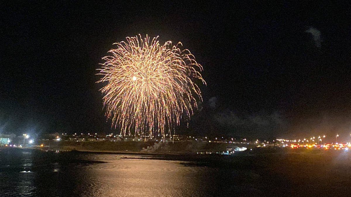 NicolaBuchan2's tweet photo. #lightup2022 #peterhead @aberdeenshireEP ✨🎇🎆 https://t.co/Hu0GVTGJyW