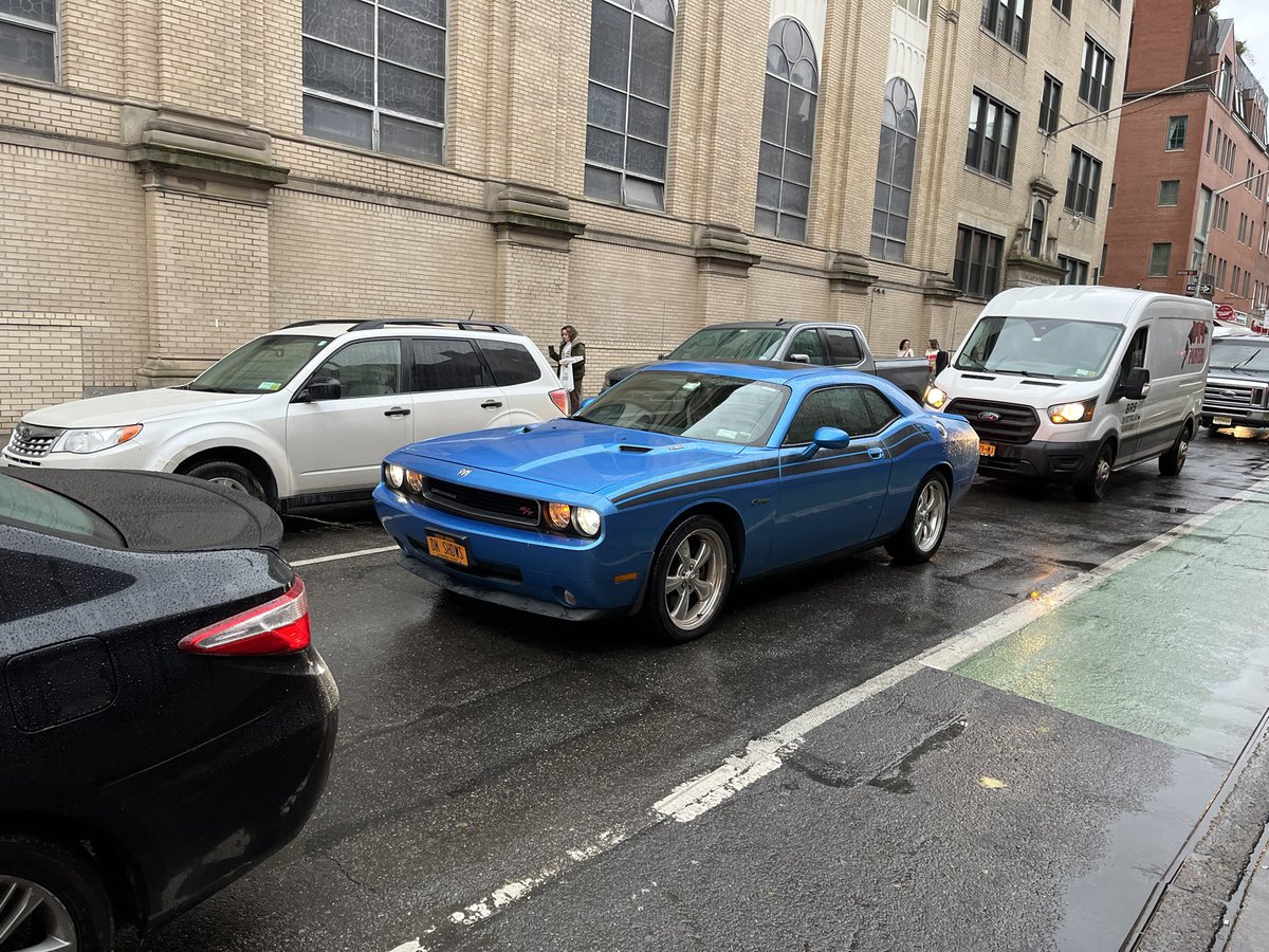 MaitreMandA's tweet photo. Et ça continue :
#carsofNYC https://t.co/9fiHYNDERW