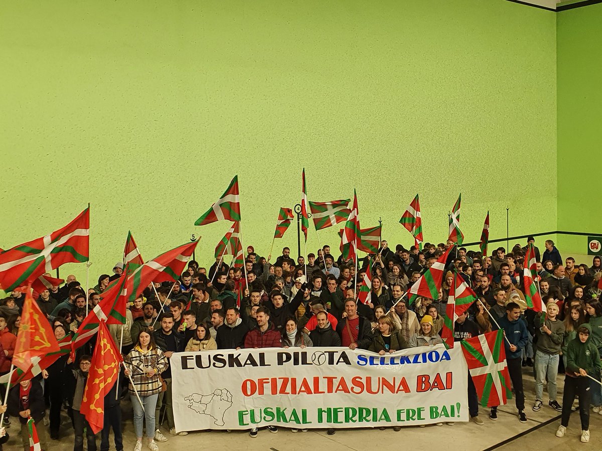 MenaneOxan's tweet photo. Gaur nazioarte eguna kari Makean euskal selekzio ere aldarrikatu da. Hizkuntza eta euskal kirola batera https://t.co/8OWd3gai0e