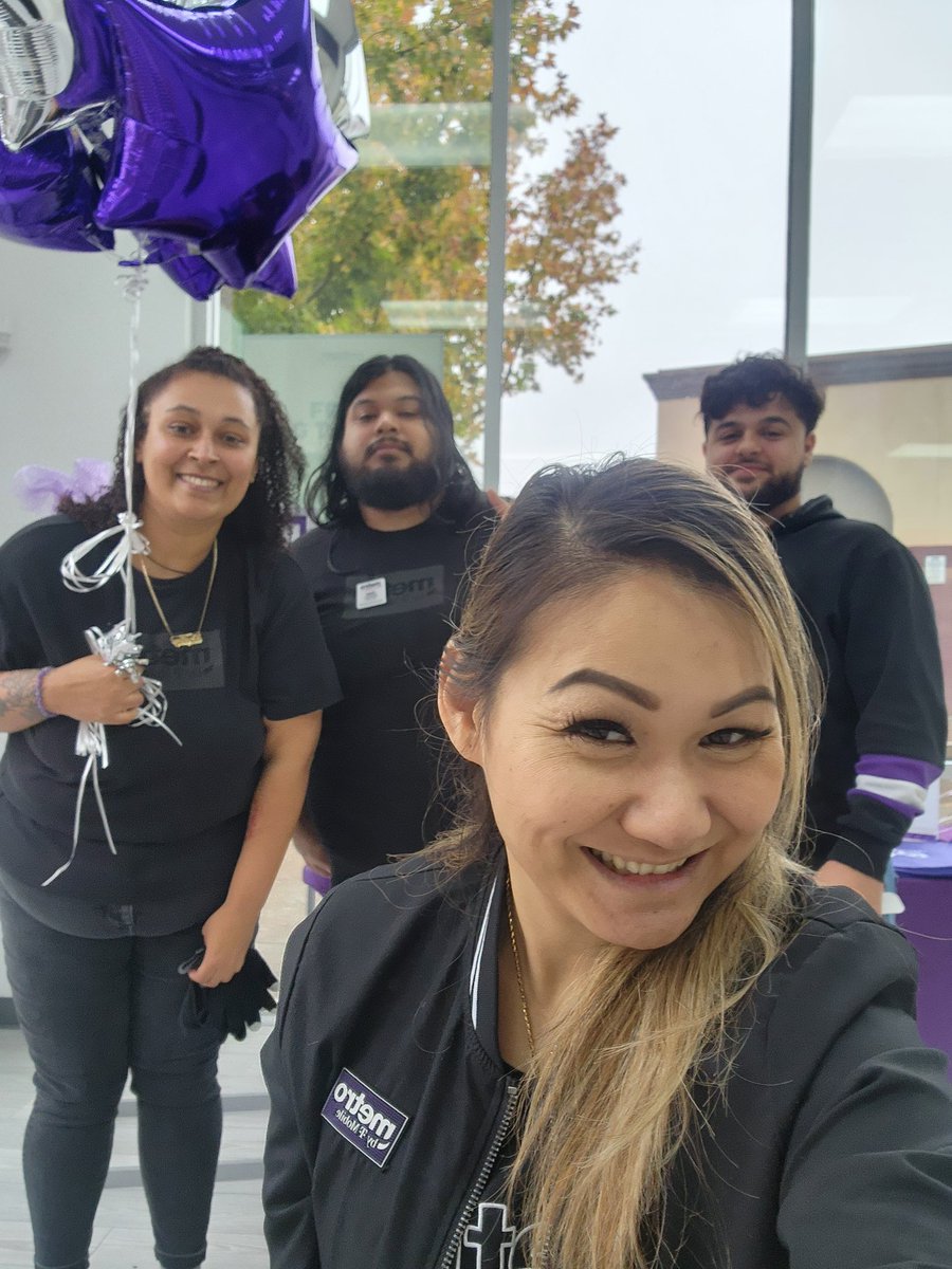 What a great Saturday! Love the positive energy Sellular Inc brings in serving our customers!!! <a href="/JamesLeeWW/">James Lee</a> @pete_villalba <a href="/cemelton23/">Carmen Melton</a> <a href="/_nmontalban/">Nicole Montalban</a> @miguel_ram77 <a href="/Ariel_Aragon1/">Ariel Aragon</a> <a href="/CoachBookt3/">Booker Perry III</a>