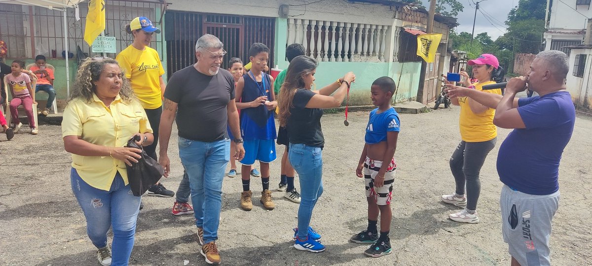 darilisva's tweet photo. Hoy #3Dic realizamos una jornada integral en la Comunidad José Antonio Páez de la Parroquia Las Brisas. #Miranda
Dónde hubo despistaje de hipertensión, asesoría legal gratuita, juegos deportivos, pintacaritas y golosinas para los más pequeños.
@Pr1meroJusticia @Activismopjmir https://t.co/8v1ztBCExa