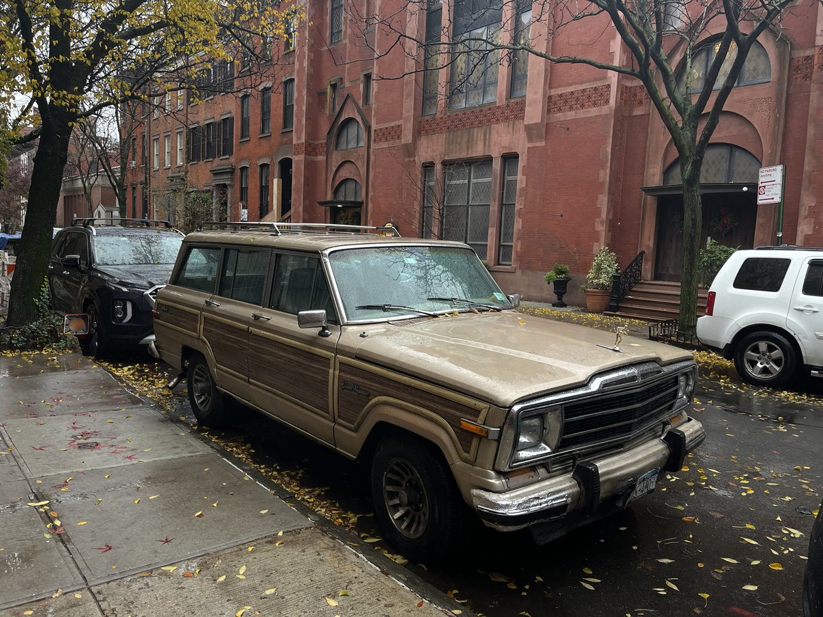MaitreMandA's tweet photo. #carsofNYC https://t.co/abPNGewR03