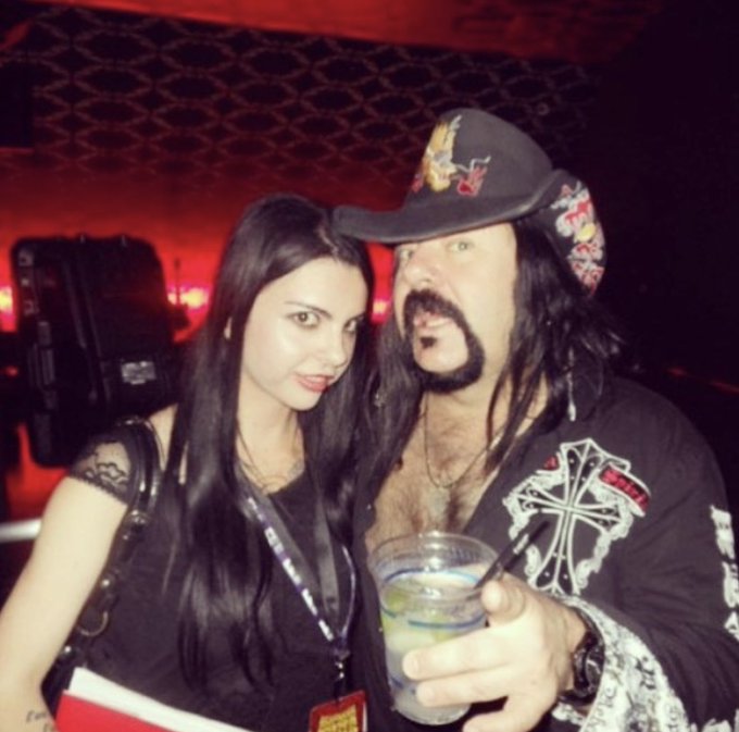In honour of @Pantera getting the band back together (a 2022 version anyway!) here&rsquo;s a throw wayback<a class="tags" target="_blank" title="On Twitter" href="/?out=eyJ0eXAiOiJKV1QiLCJhbGciOiJIUzUxMiJ9.eyJpYXQiOjE3MjMyOTU4OTAsImlzcyI6InR3cG9ybnN0YXJzLmNvbSIsIm5iZiI6MTcyMzI5NTg5MCwiZXhwIjoxNzU0ODMxODkwLCJyZWRpcmVjdF91cmwiOiJodHRwczovL3R3aXR0ZXIuY29tL1BhbnRlcmEifQ.I0S1Q_MdUFe6FRVeGeCC5_AWRiQgPMVl_cZsiIzYZTBuA7CWu0hhPlJW5q_jescthEkevg770z7vmK453T5qJQ">@Pantera</a><a href="/tag/pantera"class="tags"><span>#pantera</span></a><a href="/tag/vinniepaul"class="tags"><span>#vinniepaul</span></a>