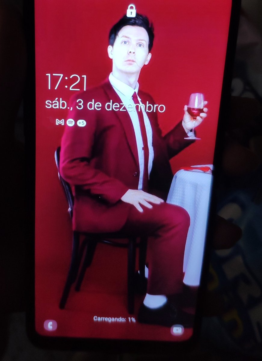 MirianMeriQuei's tweet photo. I gave my dad my old phone 6 months ago and I just saw him unlocking it and asked "Why didn't you change the lockscreen?" and he said "I don't know how"

So for the past six months my dad has been walking around with an @AmazingPhil lockscreen https://t.co/u9K3qIrJXL