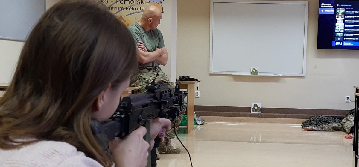 WCRBydgoszcz's tweet photo. Drogie Panie, nie wahajcie się! Kobiety w wojsku dają radę! #MikołajkowaSalwa Strzelanie, zaopatrzenie ran - nic trudnego! Dziś jeszcze pod czujnym okiem instruktorów #2blog i #OPW #ALOBydgoszcz, jutro w mundurach podczas #DZSW!
WCR - zapraszamy do wojska!
#DZSW #WCRBydgoszcz https://t.co/E5uvzvmvYT