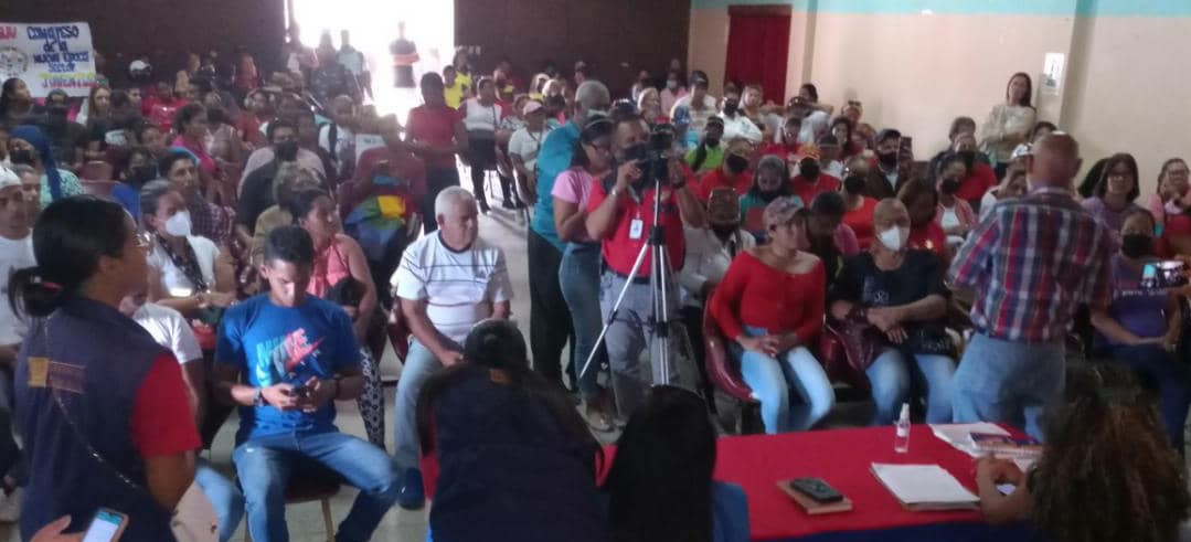 Desde el estado Monagas se desplegaron, en todos los municipios de esta combativa región, los Movimientos Sociales en el marco de la Consulta Nacional por el Bienestar Social y el Desarrollo Humano de nuestro Pueblo #NuevaÉpocaVenezuela

#ResistenciaHeroica <a href="/HectoRodriguez/">Héctor Rodríguez C.</a>