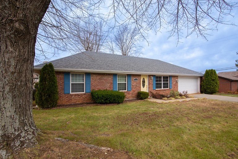 JanetTeam2's tweet photo. 511 Pearman Avenue, Radcliff KY 40160

$199,999

Remodeled charming ranch with fenced in yard. 3 bedroom, 2 bath.
Just call Janet! 270-268-0111

#buywithjanetteam #sellwithjanetteam #investwithjanetteam  #ReMaxExecutiveGroup #Radcliff #hardincounty https://t.co/OViwUYnPut