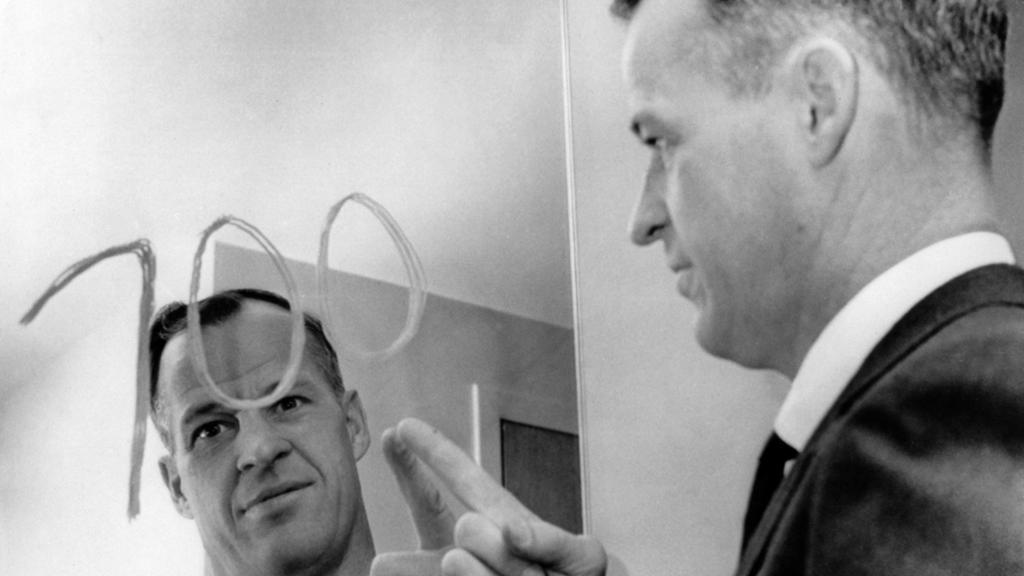 hockey_vintage's tweet photo. #StatSunday 54 years ago today ON THIS DAY in hockey history (December 4, 1968):

Gordie "Mr. Hockey" Howe becomes the 1st player in NHL history to score 700 goals as he scores in the @DetroitRedWings 7-2 win over the Penguins https://t.co/7jR9mguljs
