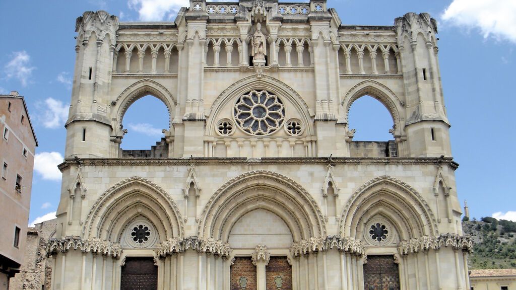 victoriamolcc's tweet photo. Los que afirman que las mejores catedrales solo se encuentran en Francia, Gran Bretaña o Italia es porque no conocen las que hay en España. https://t.co/FbkydpOeDe