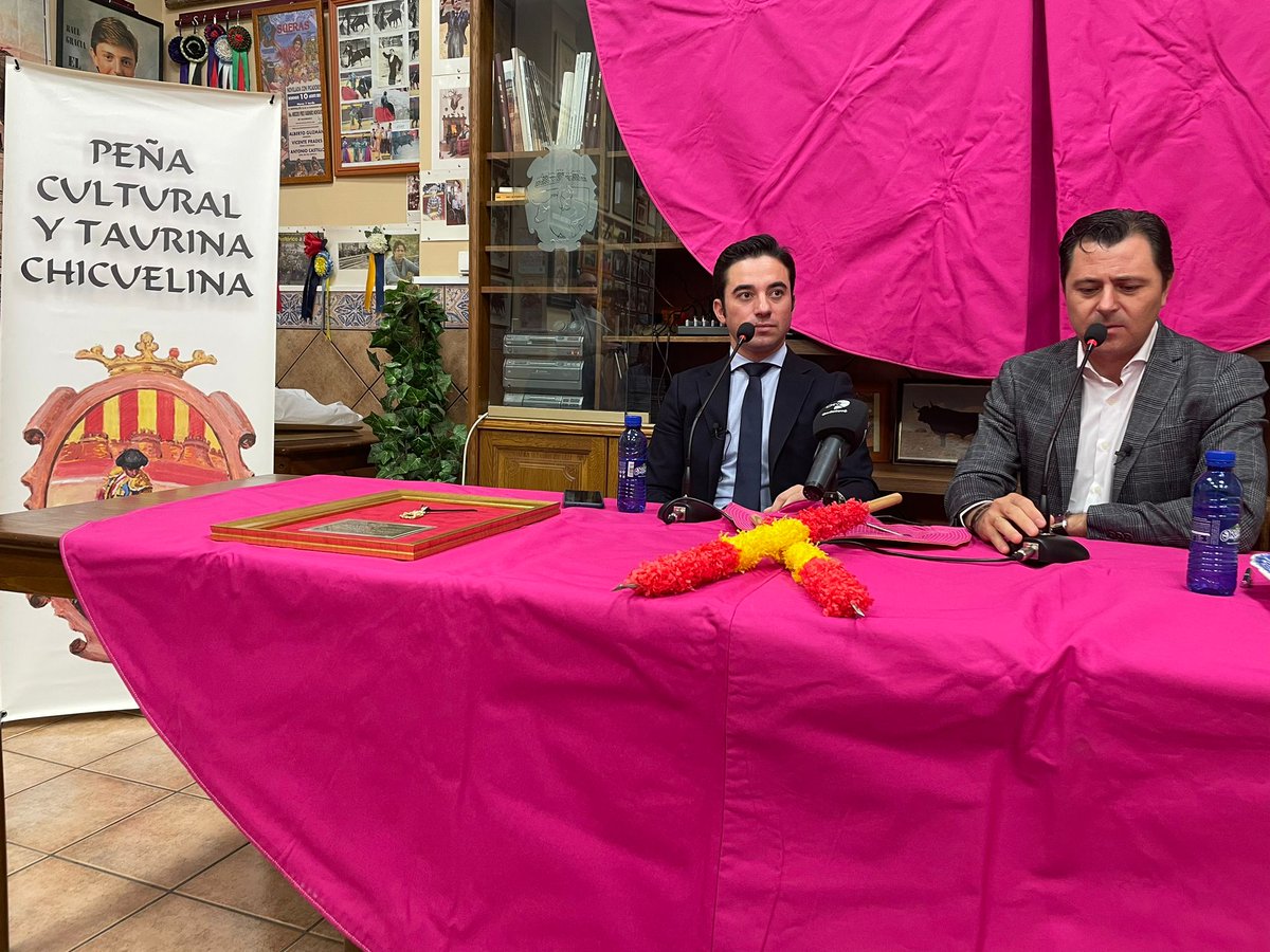 Imanol Sánchez (@imanolsanchez) on Twitter photo 🎙 Encomiable jornada con la Peña Taurina La Chicuelina de Onda, acompañado del periodista <a href="/JorgeCasals/">Jorge Casals</a>
¡Agradecido del trato de la afición castellonense! 🎙 Encomiable jornada con la Peña Taurina La Chicuelina de Onda, acompañado del periodista <a href="/JorgeCasals/">Jorge Casals</a>
¡Agradecido del trato de la afición castellonense!