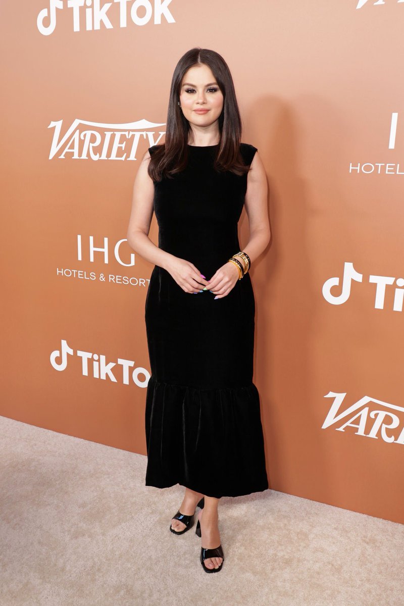 MidiasPSBR's tweet photo. Selena Gomez no evento #VarietyHitmakers em Los Angeles. (03/12) ✨ https://t.co/wjYsFlGlVM