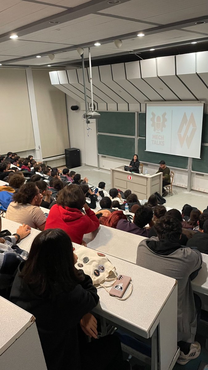 Sevgili ODTÜ,hayalimdeki üniversite, öğrencisini ayrı sevdiğim, Devrim'ine ayrı doyamadığım yer❤️ 
<a href="/metumech/">METU MECH</a> ile yaptığımız söyleşide birçok fotoğraf çektirmiştik. Acaba tivitin altına birkaçı gelir mi ki? Hadi ben perdenin arkasındaki mükemmel ekip ile başlayayım😎🏎️
#odtu #metu