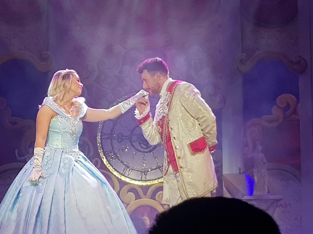UltimateLeeLE's tweet photo. PANTO | Lee as Prince Charming in Cinderella

@llatchfordevans as Prince Charming in Cinderella, which is staged at the riverside venue from today, Saturday, December 3rd to Monday, January 2nd 🎭

Thanks Lynn Owen for the picture! 😍 Have you seen the show already? https://t.co/RoQuWGoVUy