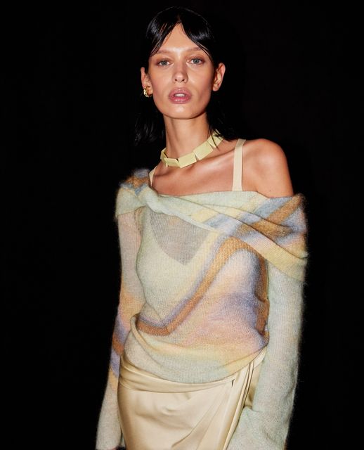 luciangels_com's tweet photo. Cozy szn ☁️ #JonathanSimkhai blends his #NYC edge with #SoCal serenity in a #RTW Spring '23 collection that shows us the scope of his aesthetic evolution.
📸: @nedyo 
#Autumn22 #december #freeshipping #nyfw 
#usa #unitedstates #instagram #girls
#FashionPhotography #Accessories https://t.co/QHqJ74AcXl