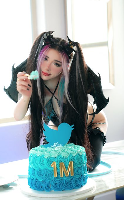 What's Sweeter? me or the cake? ? https://t.co/zIaTCt90h7