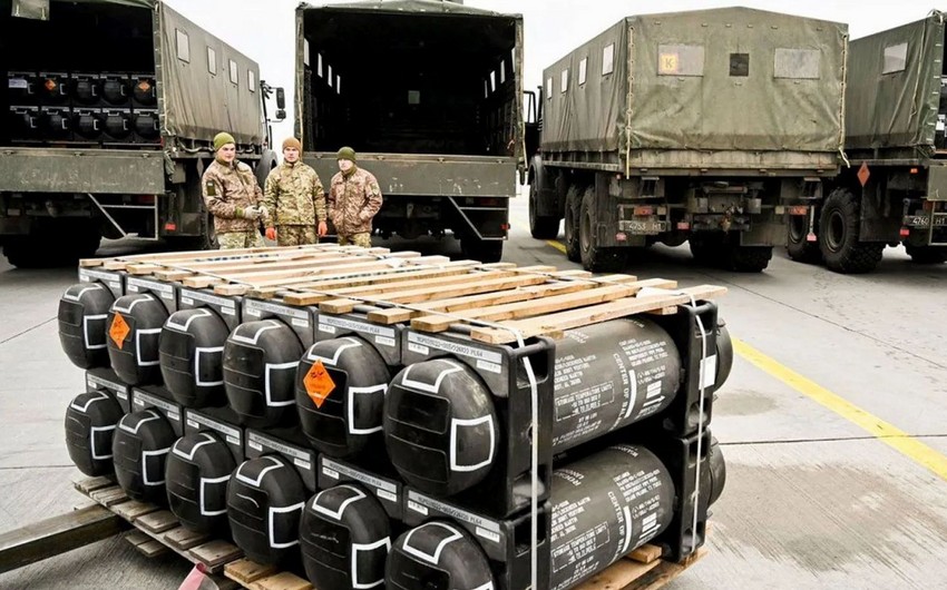 Ukrayna Silahlı Qüvvələrinin Ali Baş Komandanı Valeriy Zalujnıy ABŞ-ın Birləşmiş Qərargah Rəisləri Komitəsinin sədri general Mark Milli ilə telefon danışığında Ukraynaya yeni silahların tədarükünü müzakirə edib.

Ətraflı: azadshusha.com/dunya/23475/