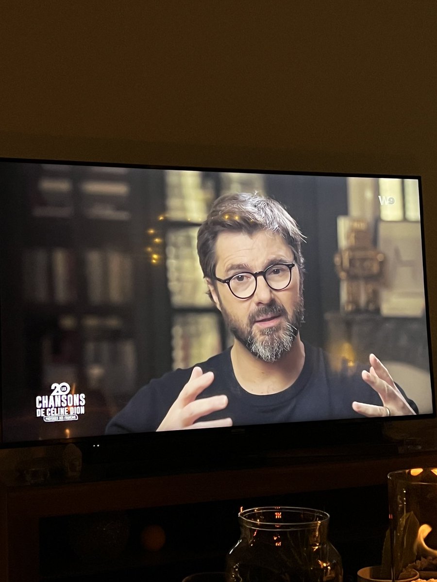 Devant <a href="/W9/">W9</a> pour #Les20ChansonsDeCélineDionPrefereesDesFrancais avec <a href="/eric_jeanjean/">Eric Jean-Jean</a> 😊😊
On adoooore 🤩🙏🏻
<a href="/celinedion/">Celine Dion</a> #CelineDion ♥️✨