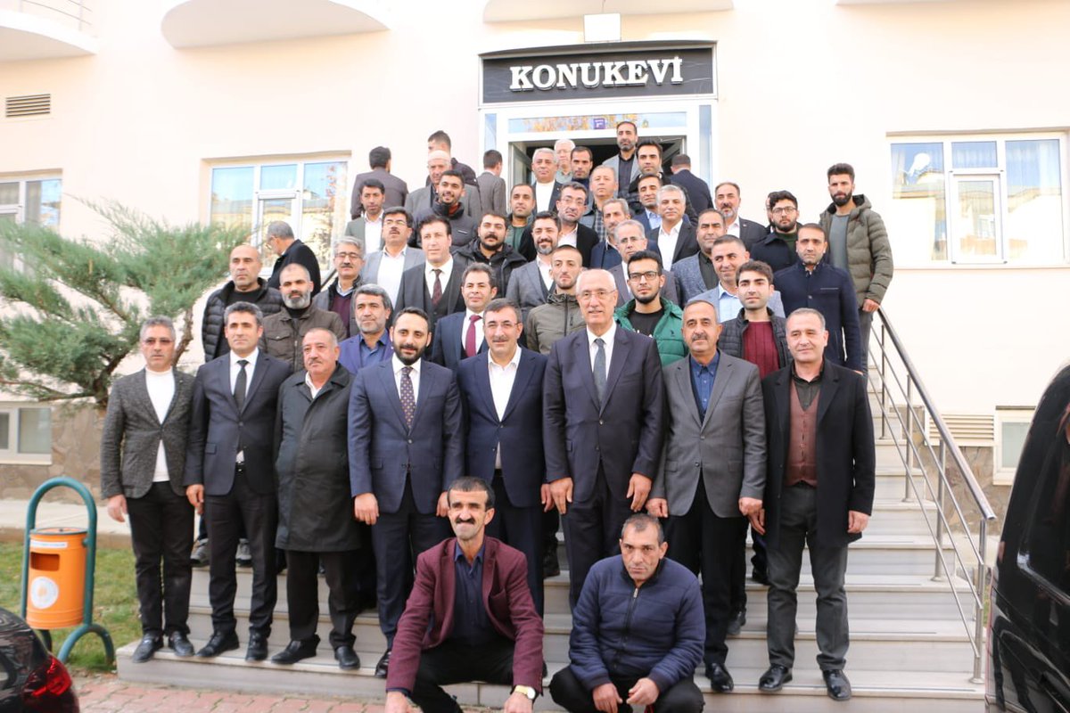 _cevdetyilmaz's tweet photo. Bugün yoğun bir gün oldu. TRT Genel Müdür Yardımcısı hemşehrimiz Sn Ziyad Varol ve ekibi ile Bingöl Üniversitesi öğrencileri ile sohbet ettik. https://t.co/WUWHH0Owhg