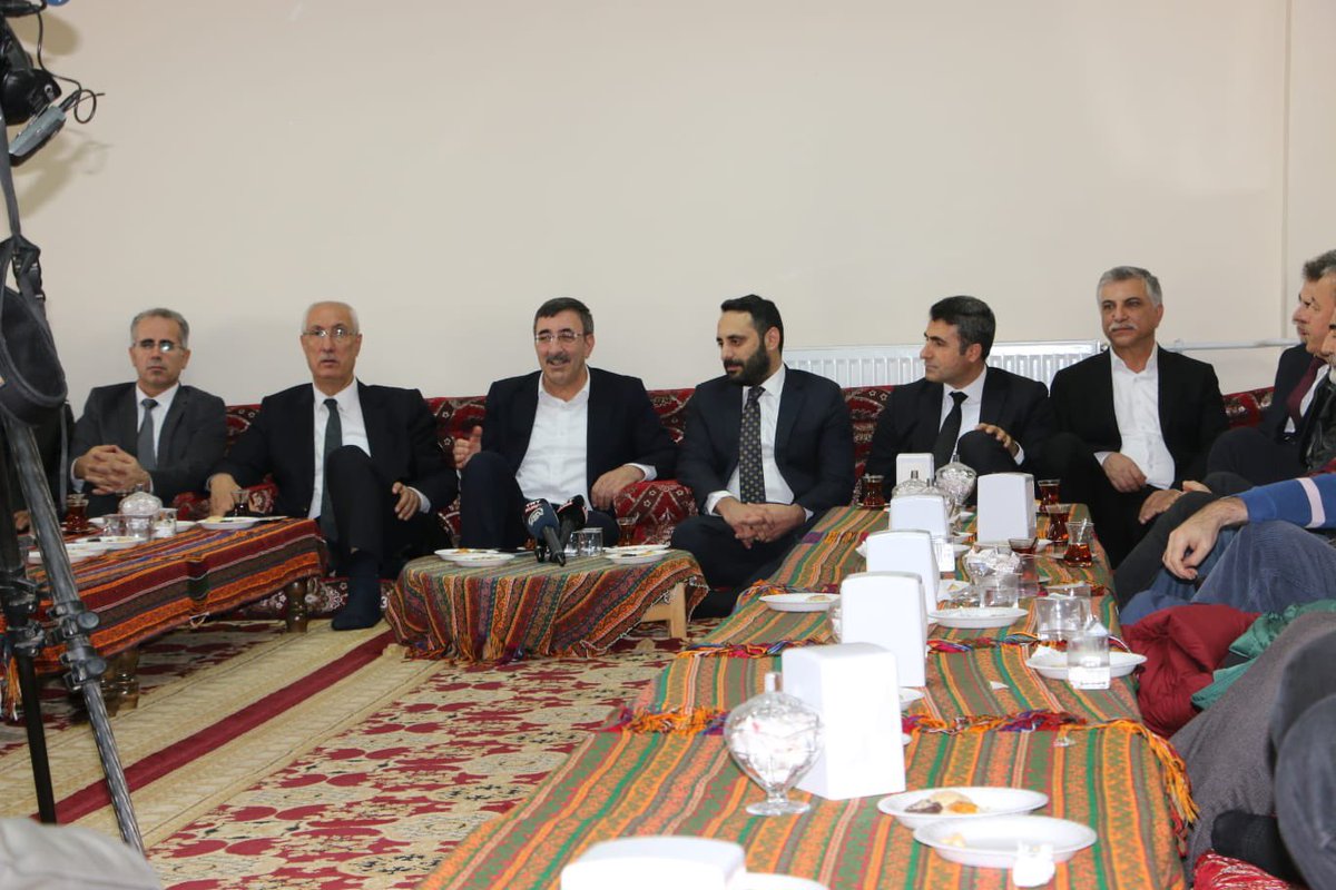_cevdetyilmaz's tweet photo. Bugün yoğun bir gün oldu. TRT Genel Müdür Yardımcısı hemşehrimiz Sn Ziyad Varol ve ekibi ile Bingöl Üniversitesi öğrencileri ile sohbet ettik. https://t.co/WUWHH0Owhg
